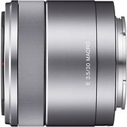 Deze zilverkleurige Sony E 30 mm F3.5 Macro lens ...