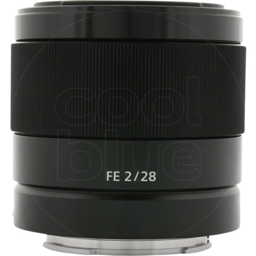 De Sony FE 28mm f/2.0 is een groothoek primelens ...